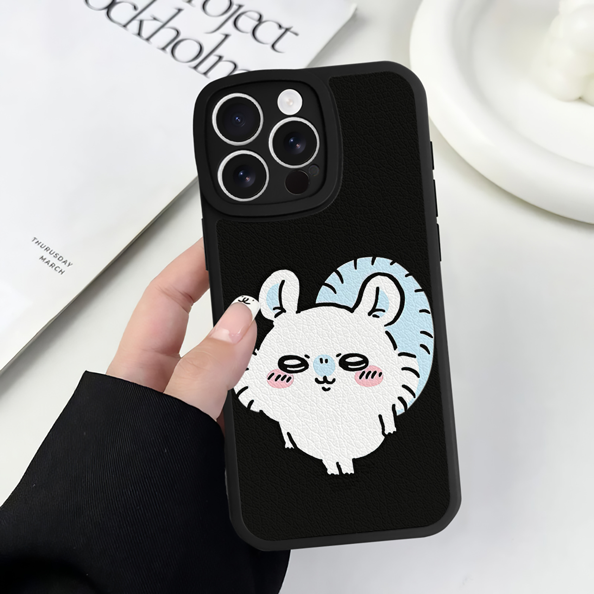 （画像用） ちいかわ モモンガ Chii-kawa Momonga 【iPhone 16シリーズ対応】シリコンスマホケース（レザー調） 材質：シリコン